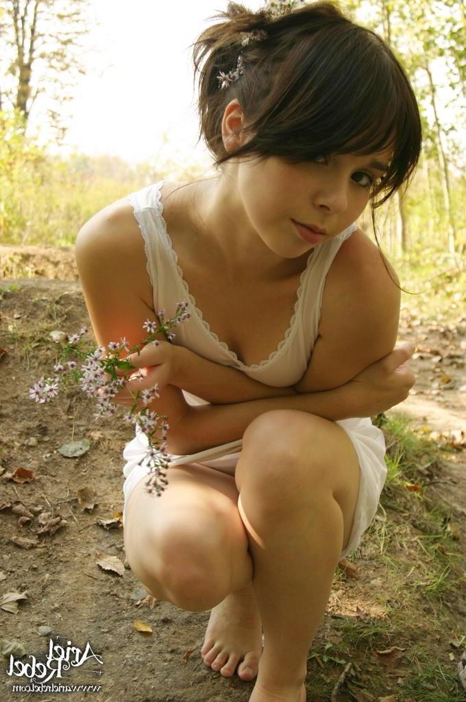 15P Ariel gives us a peek up her skirt