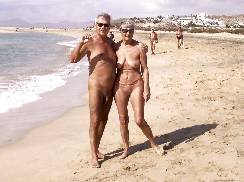 20P Naked couple 35.