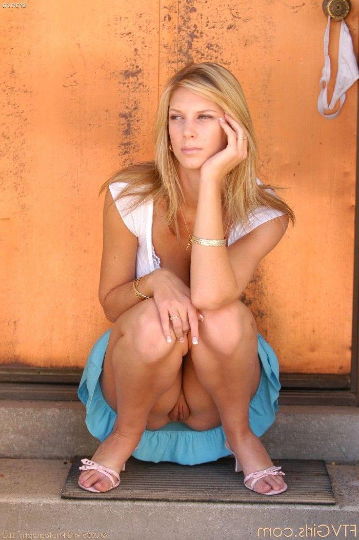 20P Pictures of teen slut Lisa showing her pussy