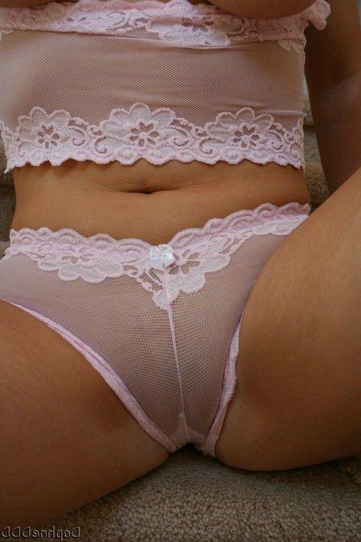 18P Pictures of teen babe Daphne DDD showing her huge boobies