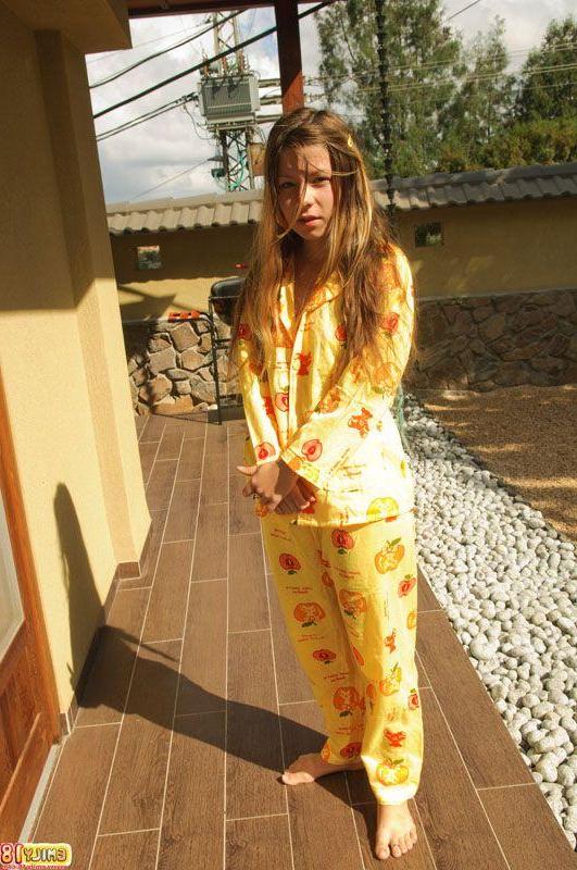 15P Pictures of teen slut Emily 18 slipping out of her pjs