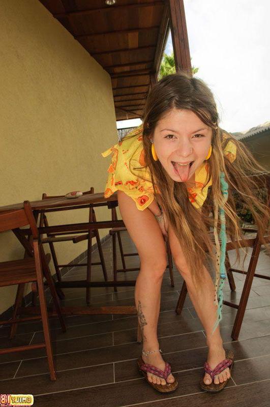 15P Pictures of teen slut Emily 18 slipping out of her pjs