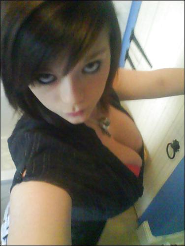 25P Hot Huge Titted Amateur Brunette Gallery