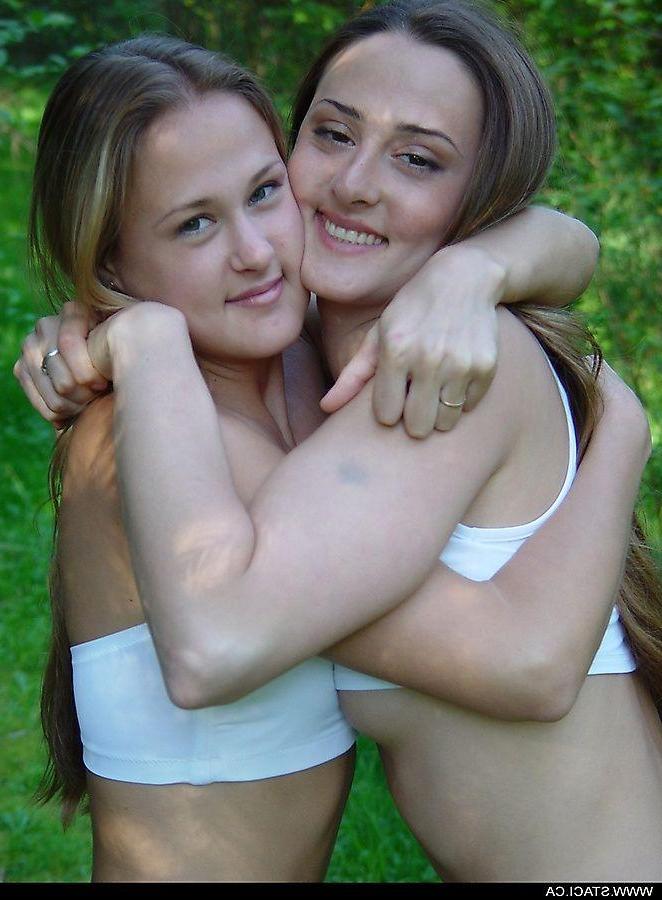 20P Bilder von Staci.ca, die sich draußen mit ihrer Schwester auszieht