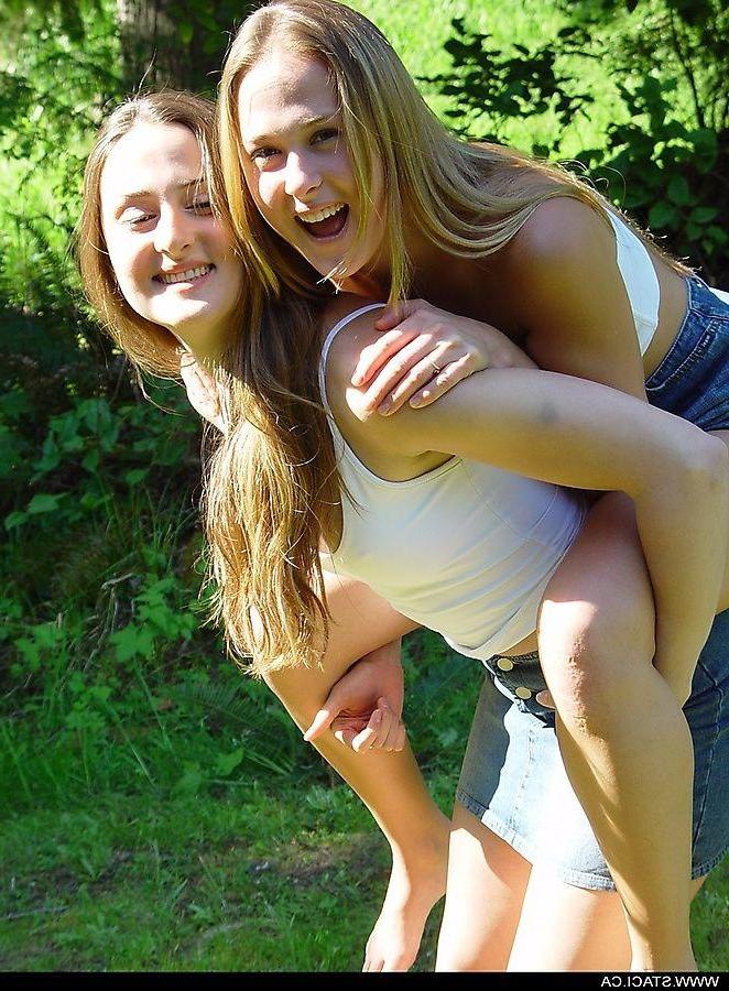20P Bilder von Staci.ca, die sich draußen mit ihrer Schwester auszieht