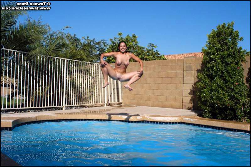 20P Bilder von Tawnee Stone beim Skinny-Bad