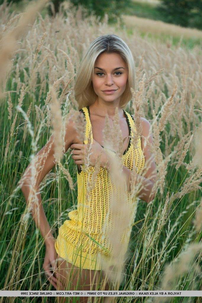 18P Pictures of skinny teen Taylor A exposing her body outside