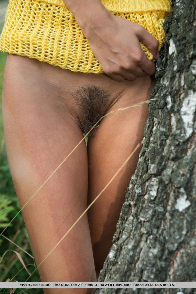 18P Pictures of skinny teen Taylor A exposing her body outside