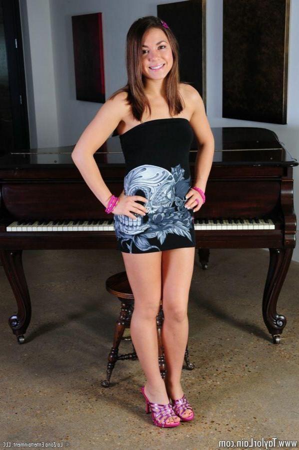 15P Pictures of teen amateur Taylor Lain playing with her tight hole