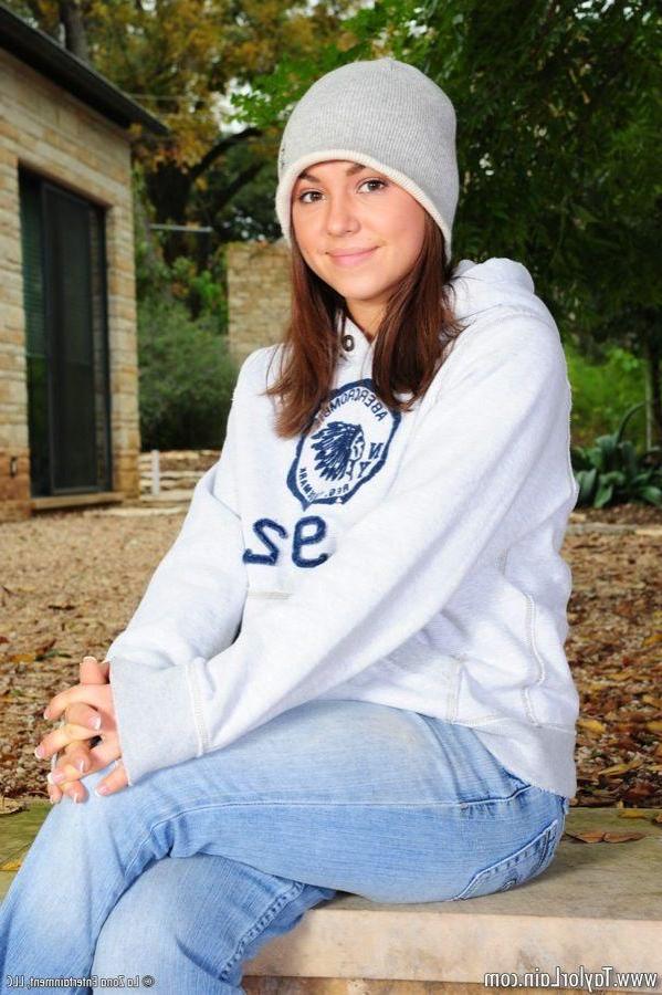 15P Pictures of teen babe Taylor Lain playing with her tight hole