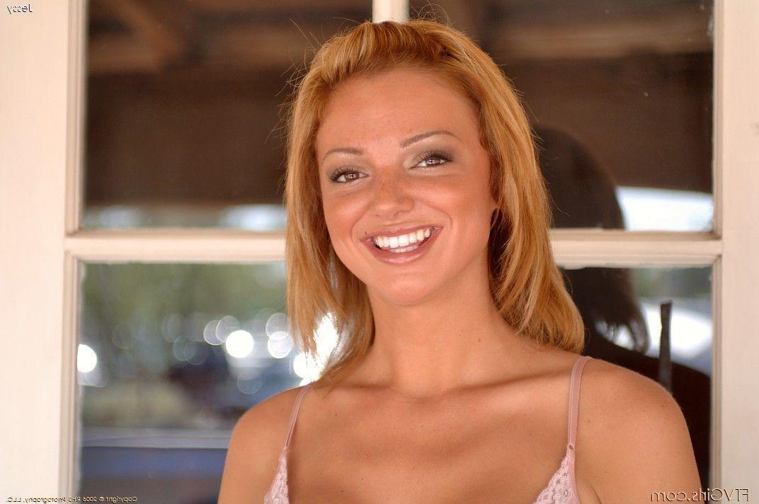 20P Pictures of Jessy giving you her tight hole