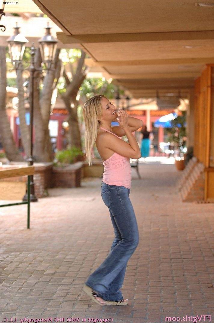20P Pictures of Vanessa giving you her tight hole