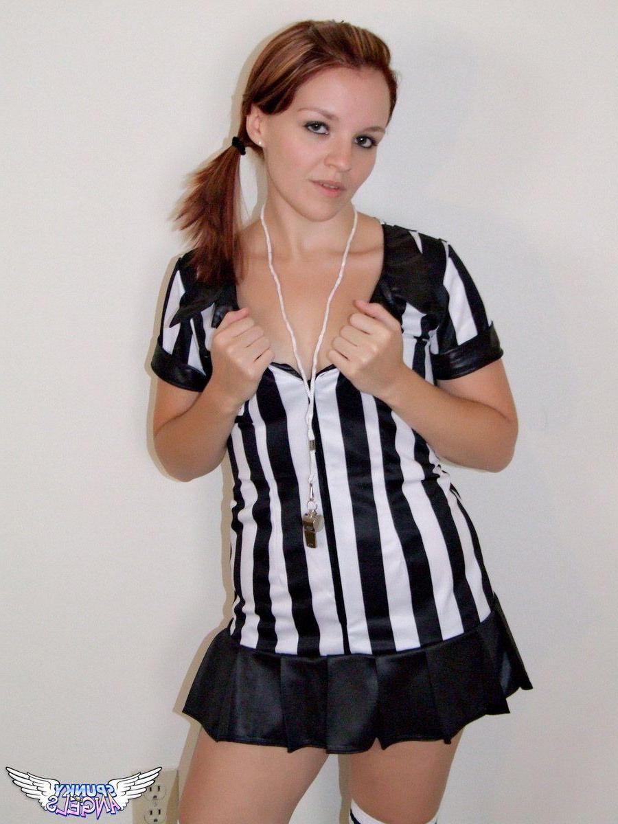 20P Pictures of teen showing you up her skirt
