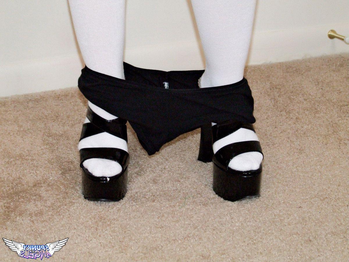 20P Pictures of teen showing you up her skirt
