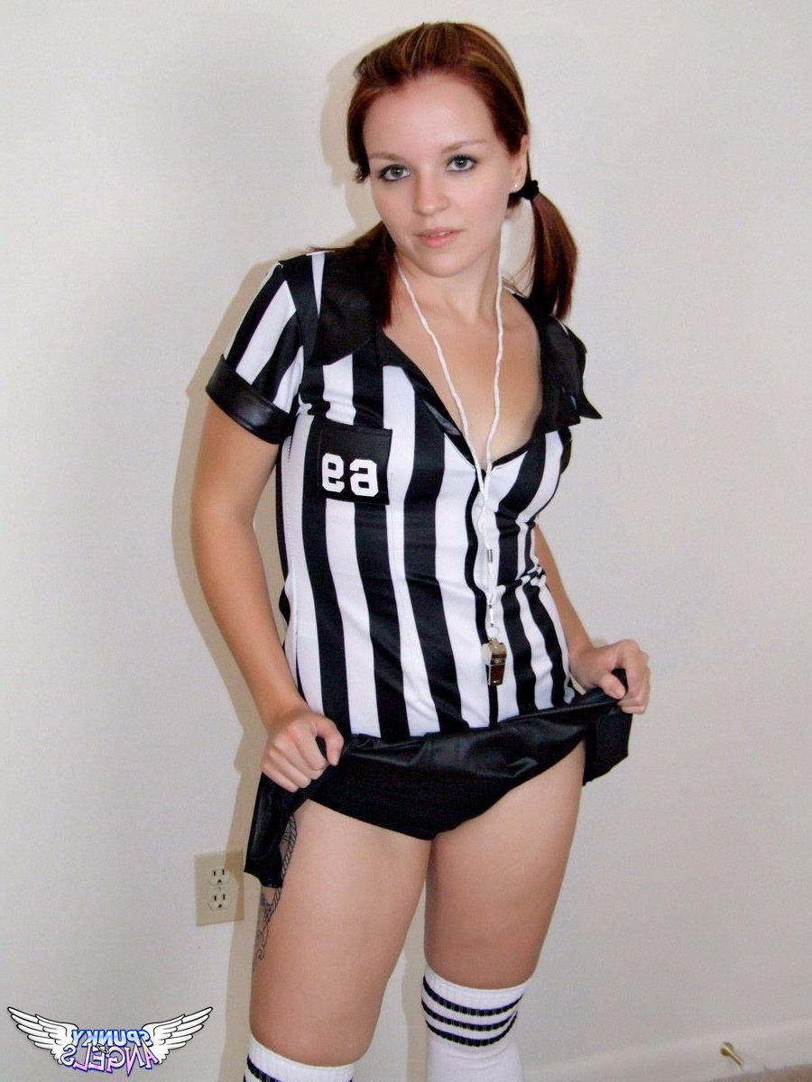 20P Pictures of teen showing you up her skirt