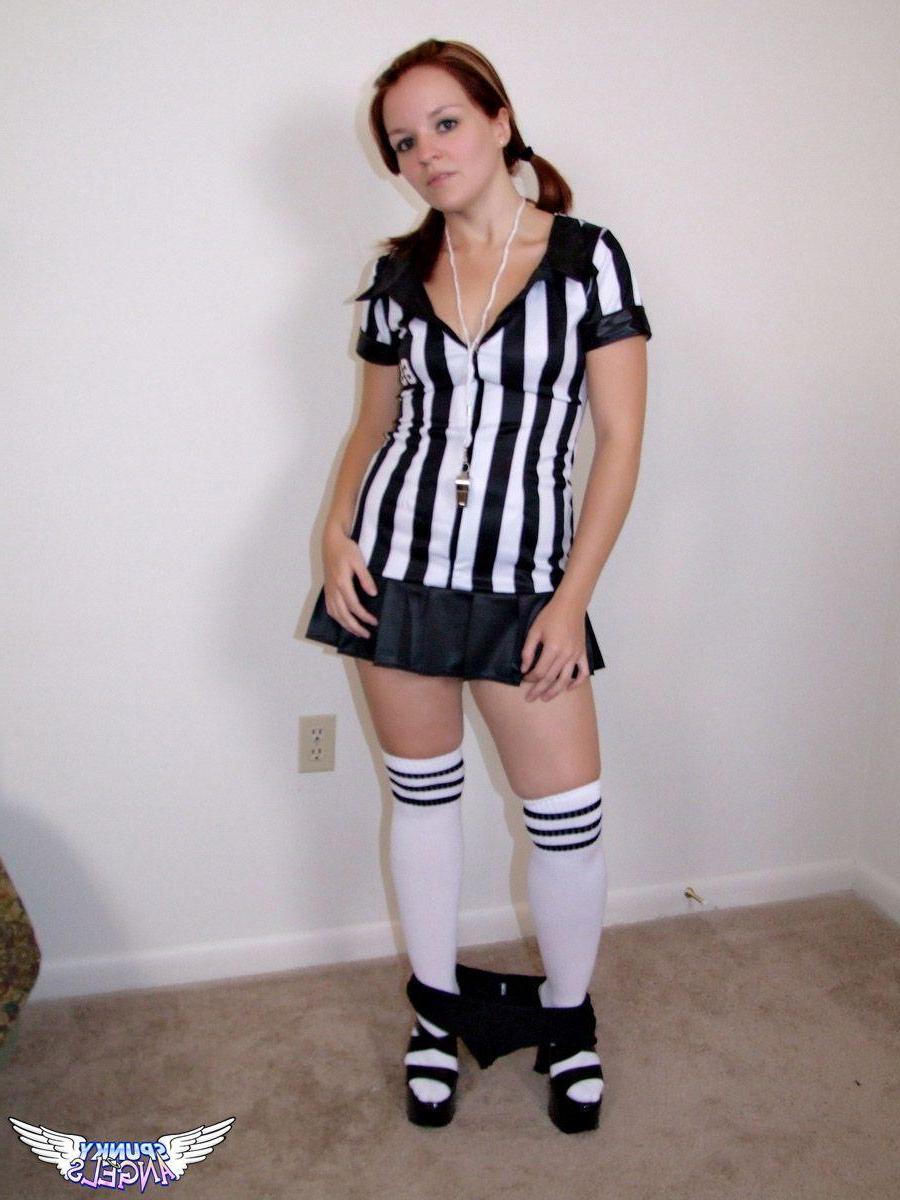 20P Pictures of teen showing you up her skirt