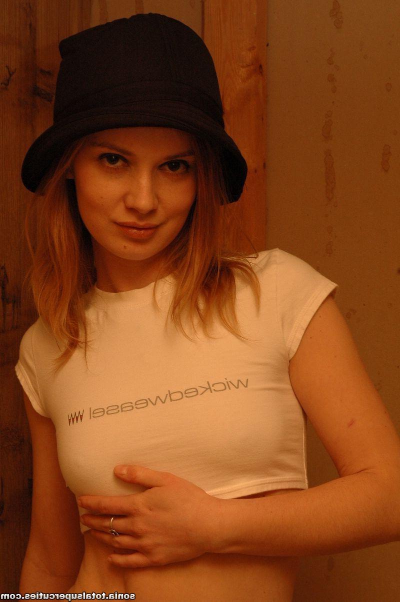 20P Pictures of a skinny teen exposing her tits and pussy