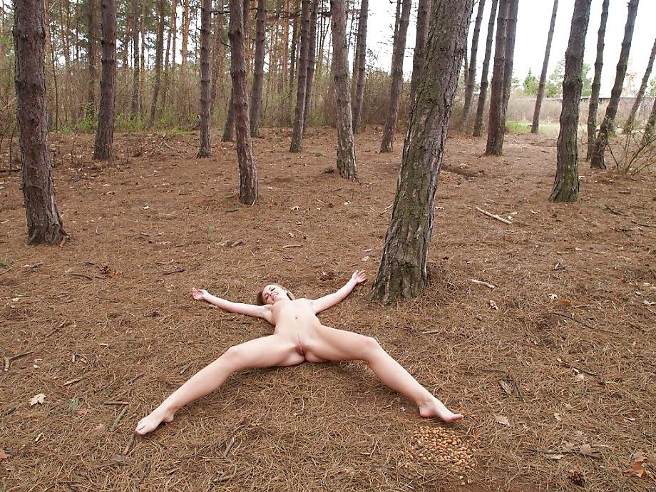 24P Barefeet babe demonstrate her slim naked body