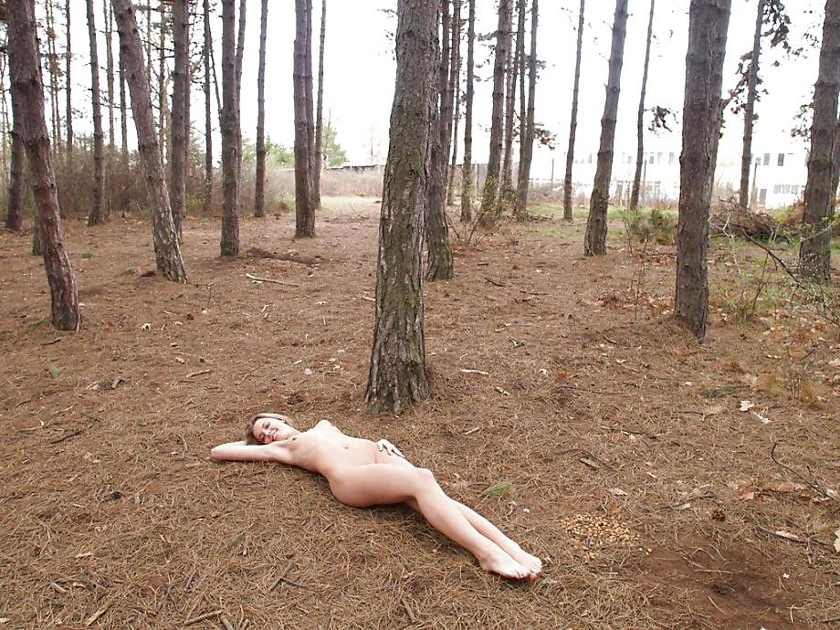 24P Barefeet babe demonstrate her slim naked body