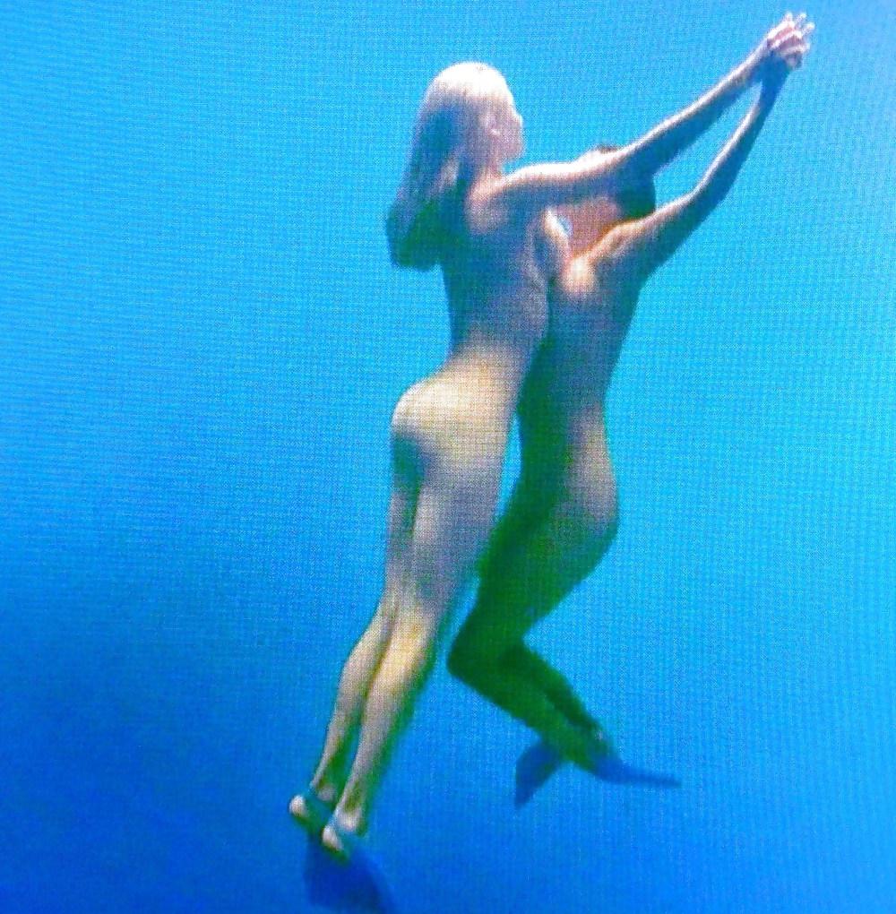 16P Kelly brook skinny dip -piranah