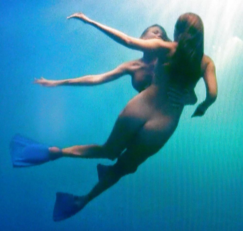 16P Kelly brook skinny dip -piranah