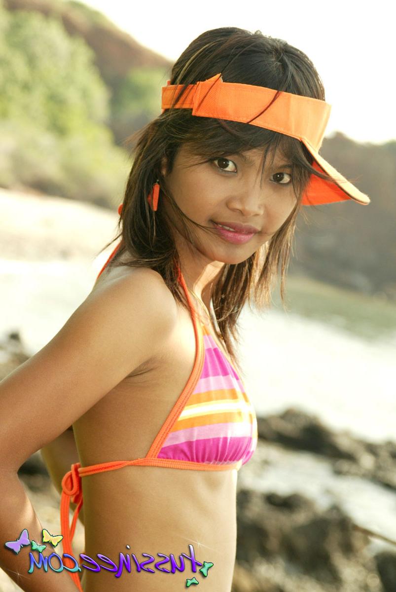 16P Thai cutie strips out of her bikini and gets topless by the sea