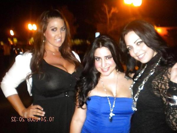 13P Huge Natural Titted Amateur Brunette Photo Gallery