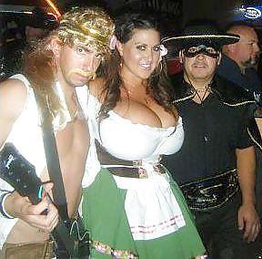 13P Huge Natural Titted Amateur Brunette Photo Gallery