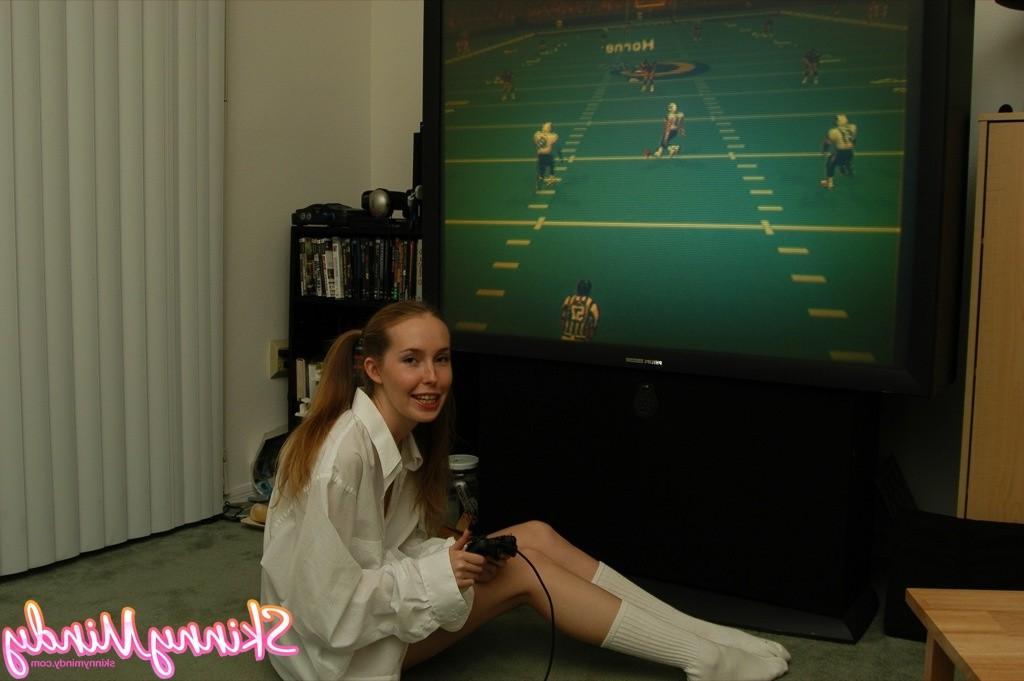 16P Skinny amateur gamer girl teaesing