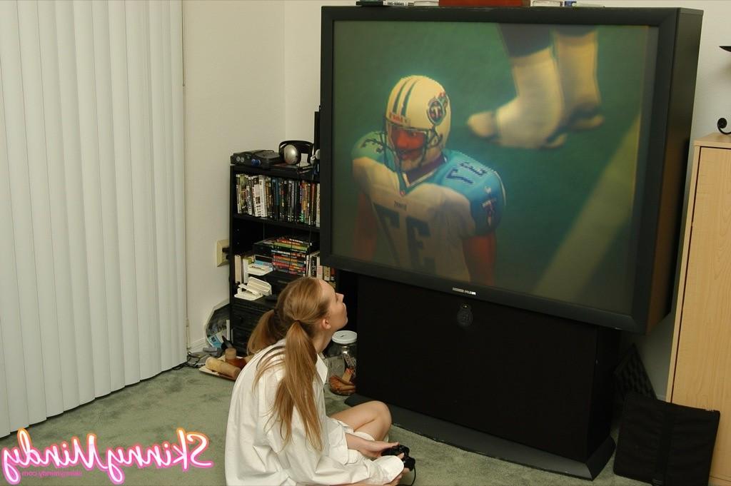 16P Skinny amateur gamer girl teaesing