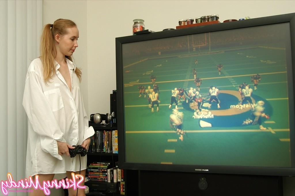 16P Skinny amateur gamer girl teaesing