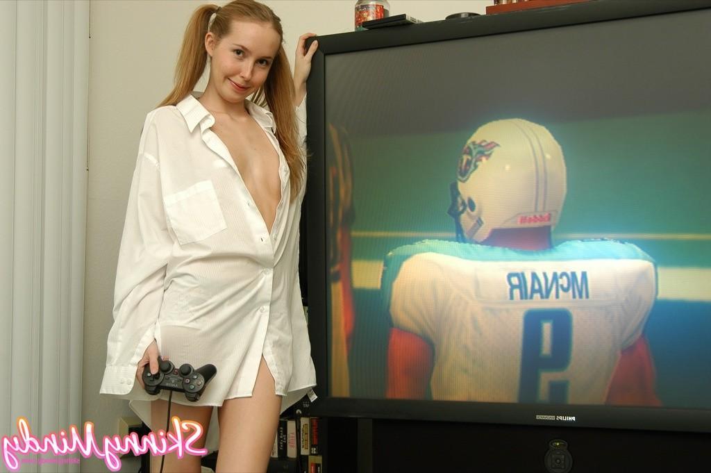 16P Skinny amateur gamer girl teaesing