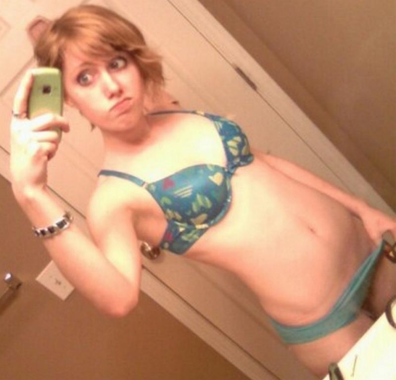 14P Sexy blonde teen chick gets naked in leaked chat pics