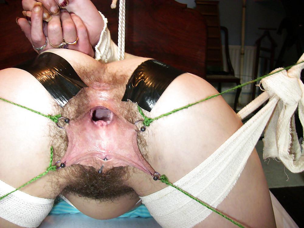 16P Kinky chick inserting big speculum
