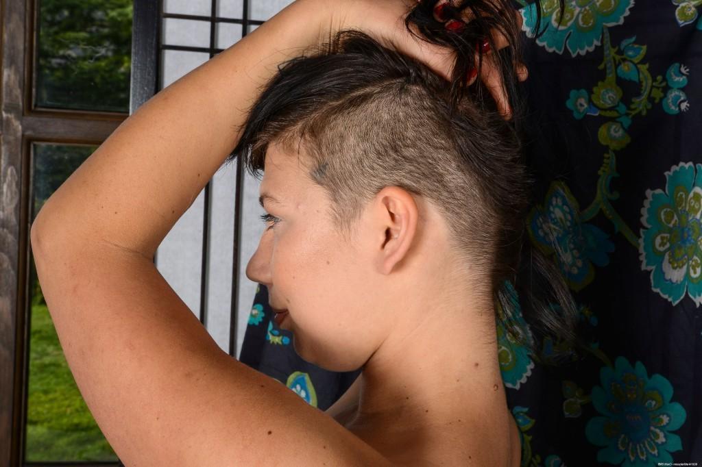 15P Hairy Jade Opens her her bush
