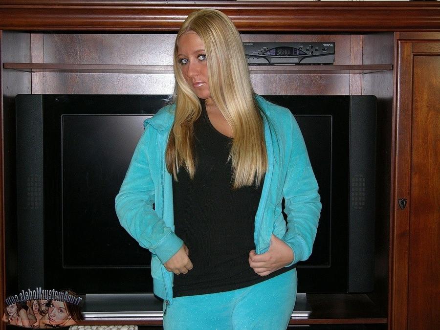14P Brianna stripping and spreading in nude amateur photo shoot