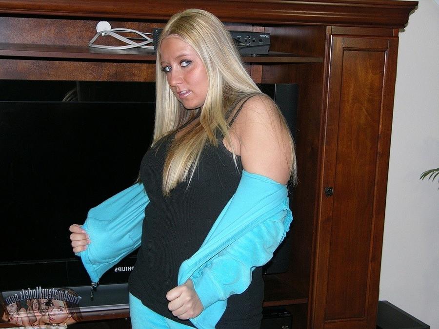14P Brianna stripping and spreading in nude amateur photo shoot