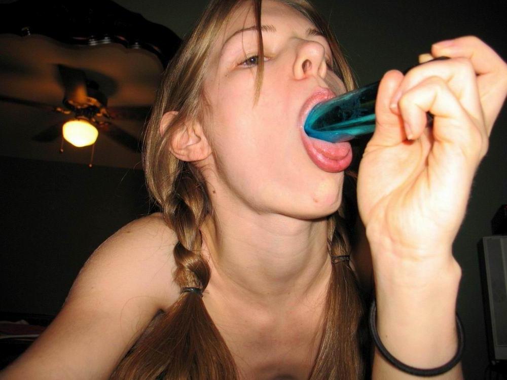 18P cute amateur girl toying herself in every hole