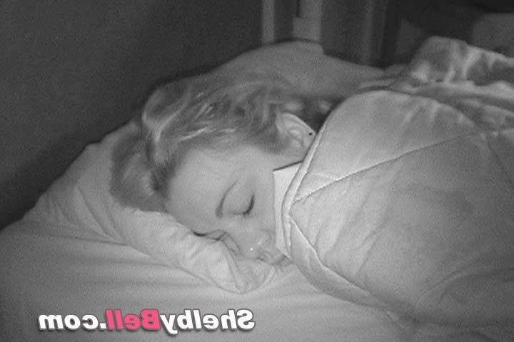 14P Bandana wearing blonde Shelby Bell playing with her pussy