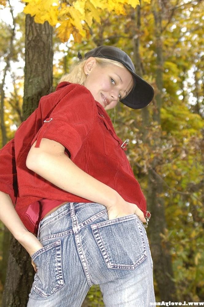 15P Lovely Anne fully naked outdoors