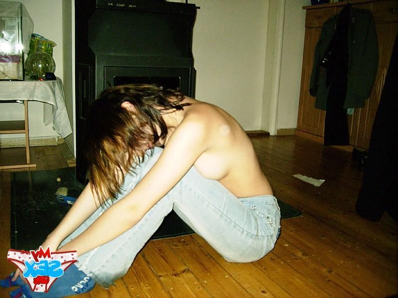12P Sleeping girlfriend pics were made by home camera