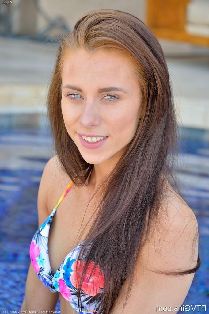 15P Bikini Girl Gaping