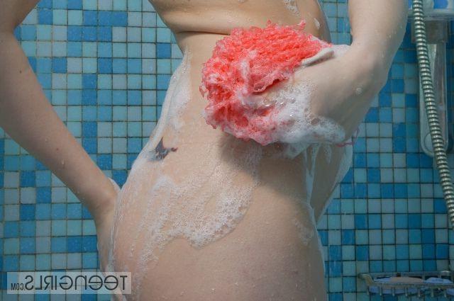 15P playful blonde Brooke toying her round ass in the shower