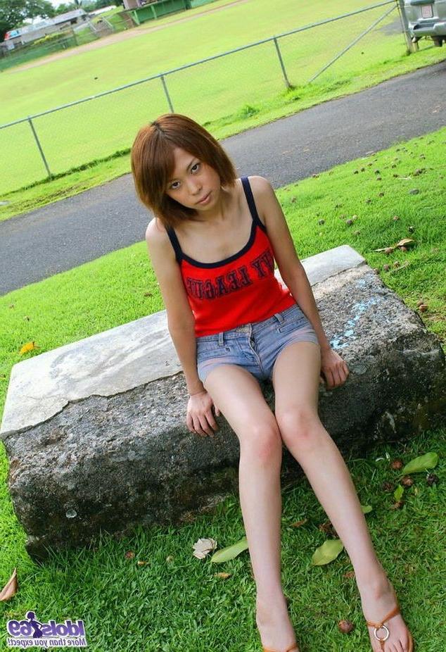 15P Pretty asian model Minami Aikawa poses showin tits