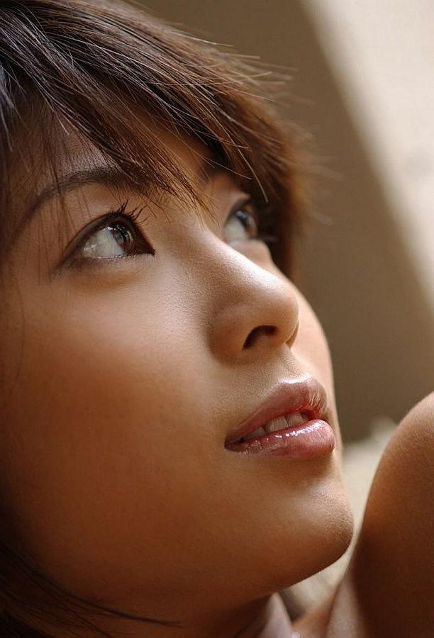 15P Pretty japanese idol Rin Suzuka poses showing tits