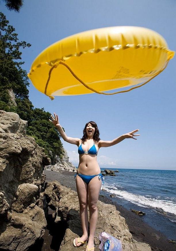 15P Japanese beach babe Saki Koto in bikini shows tits