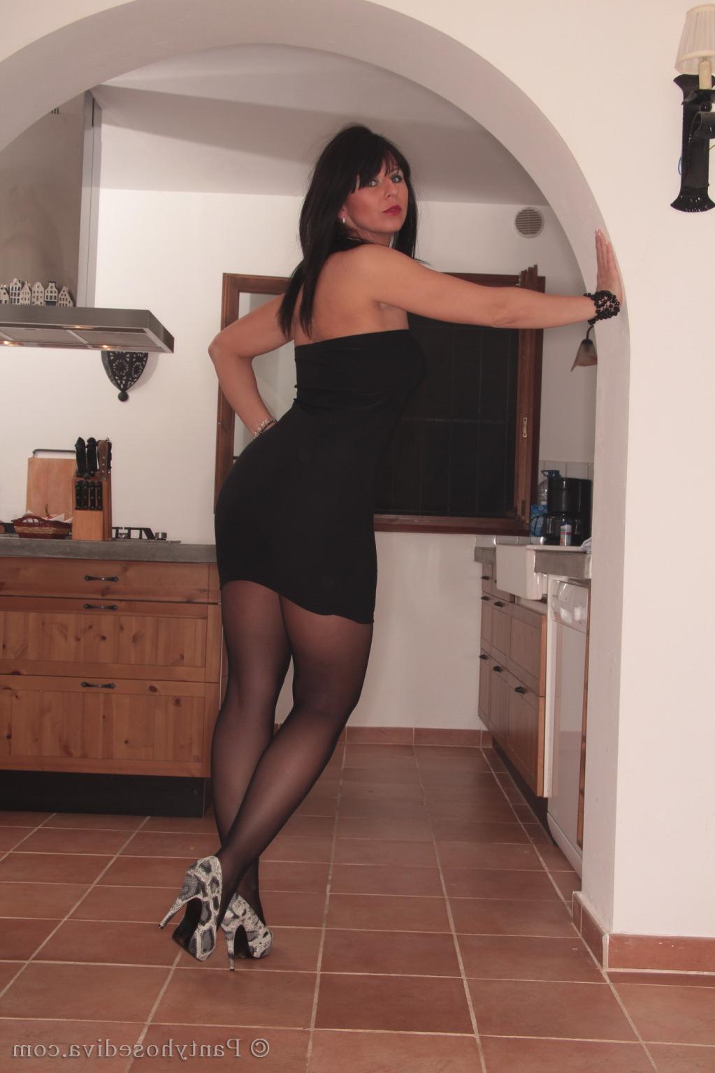 15P Babe in pantyhose