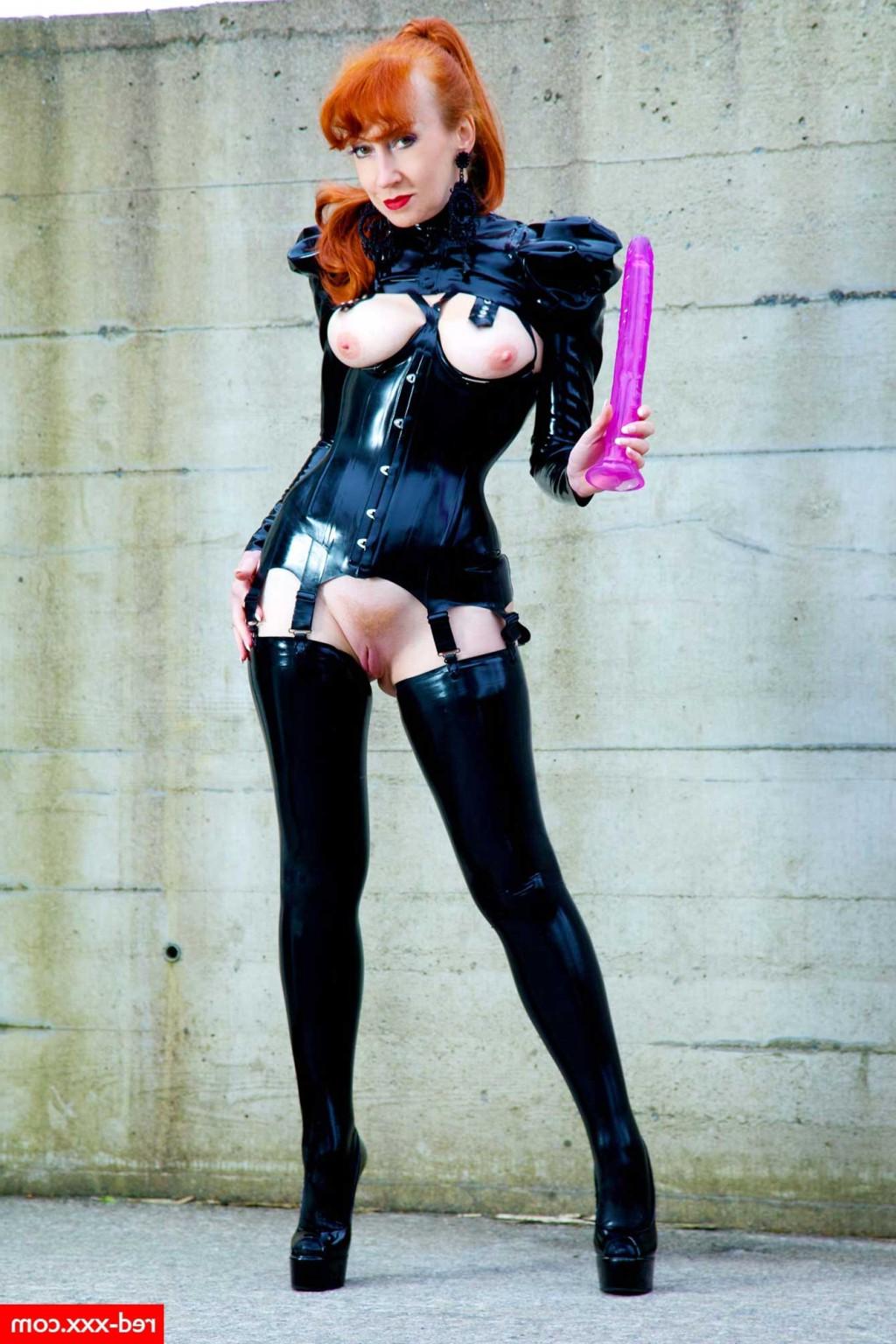 13P Redhead mistress in latex