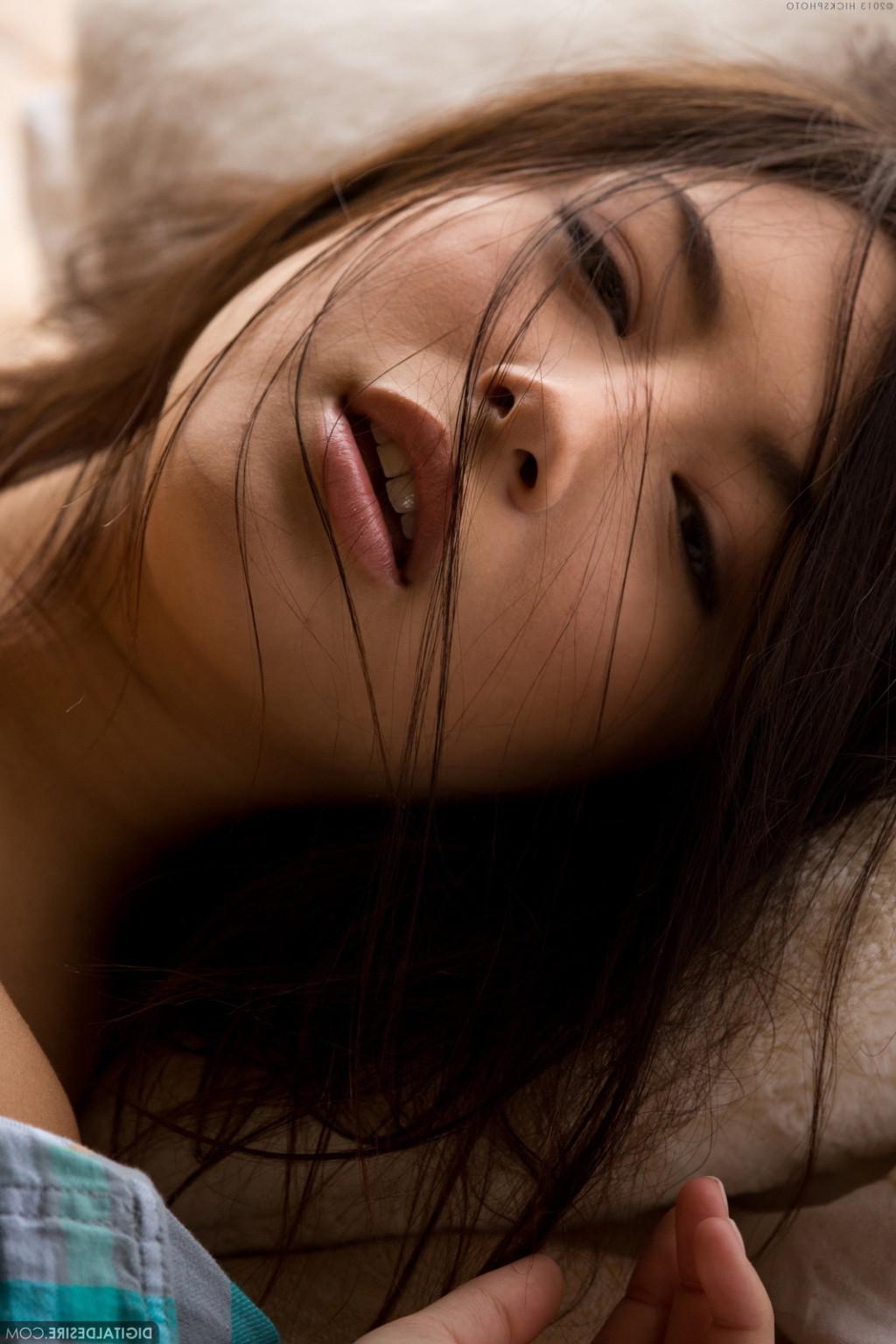 15P Goregeous babe Daizy Haze teasing in softcore photos