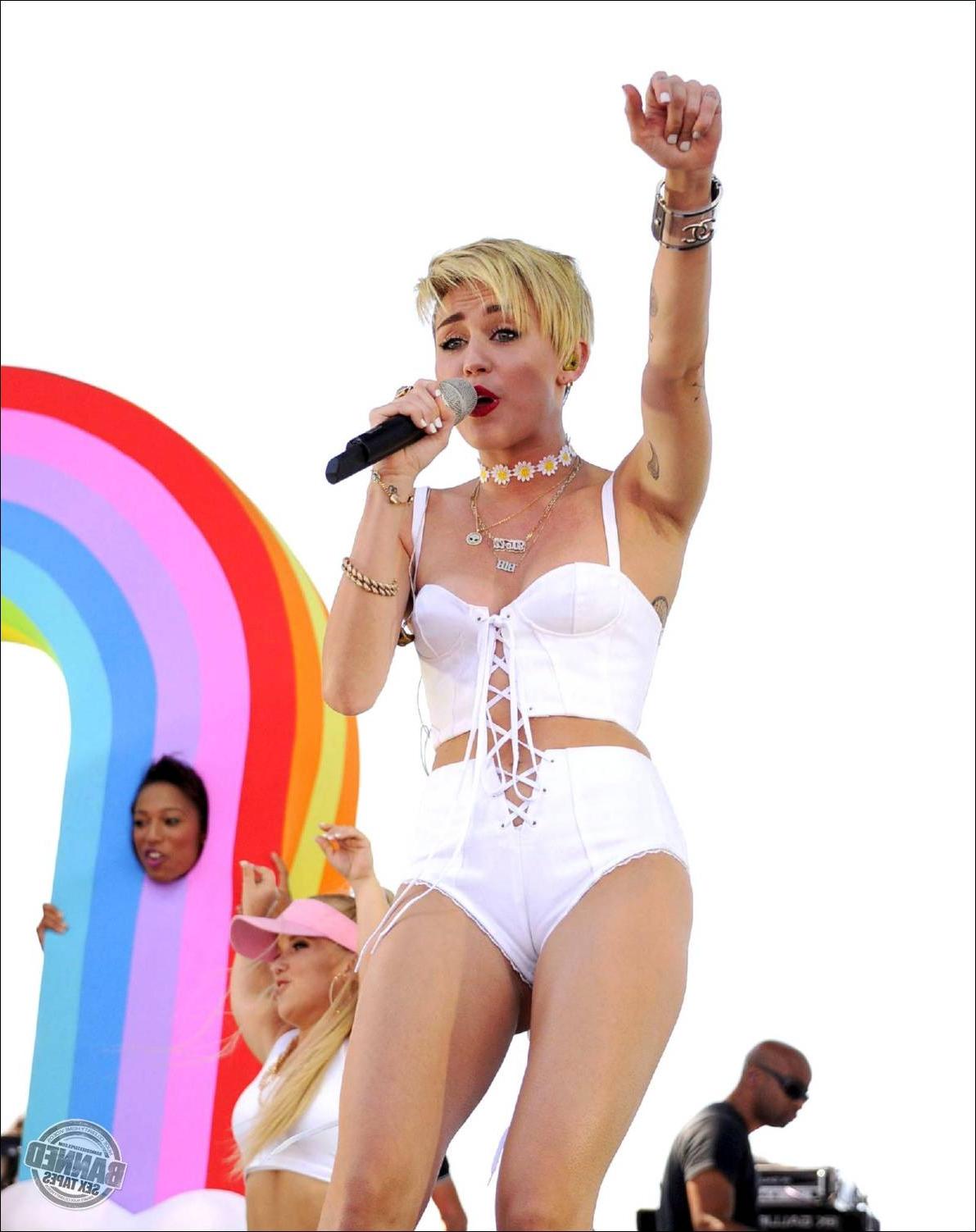 16P Miley Cyrus flashes her Tits with Nipples covered 